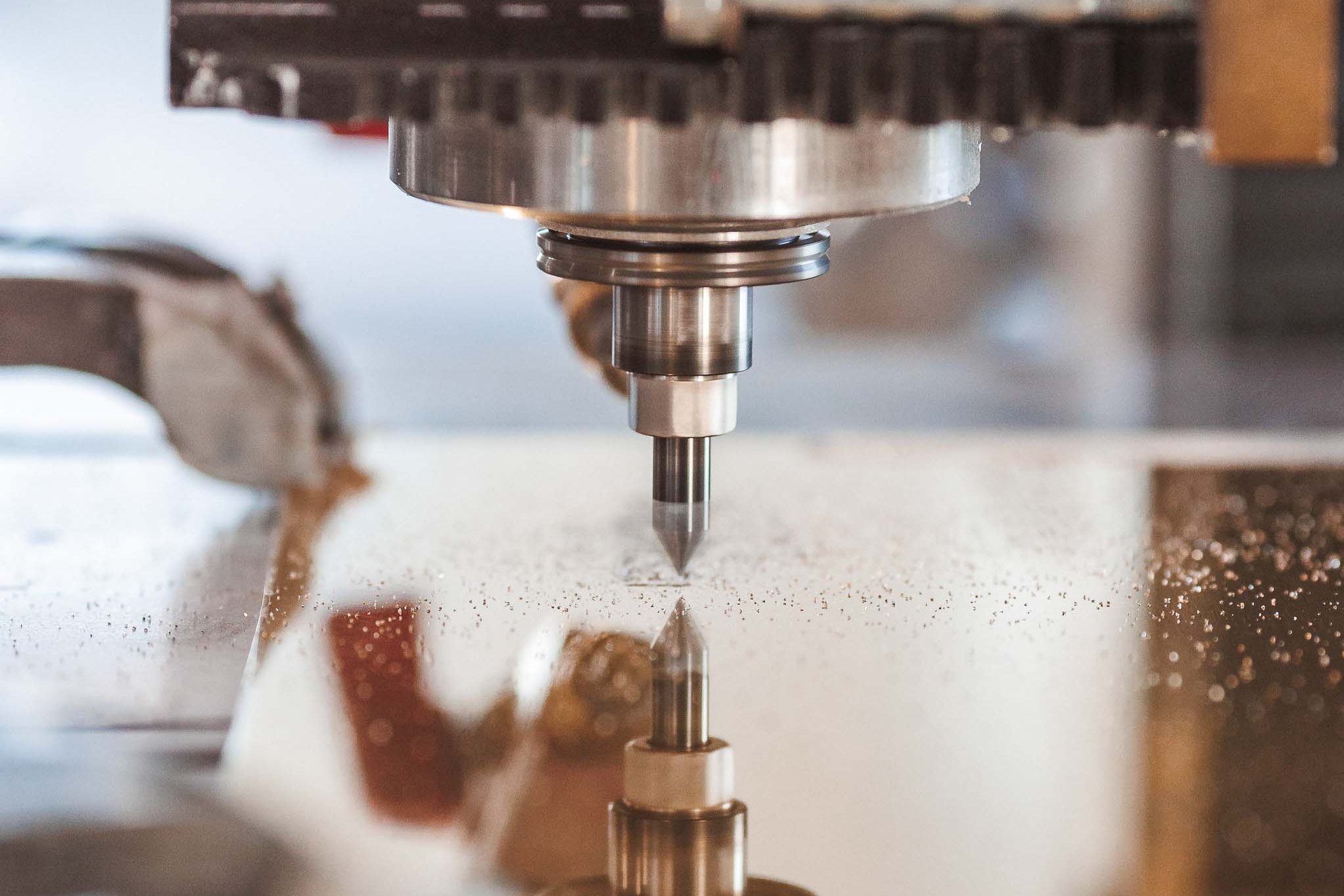 Messingschild wird auf einer Graviermaschine bei der Schilderfabrik Henss in Unnau bearbeitet