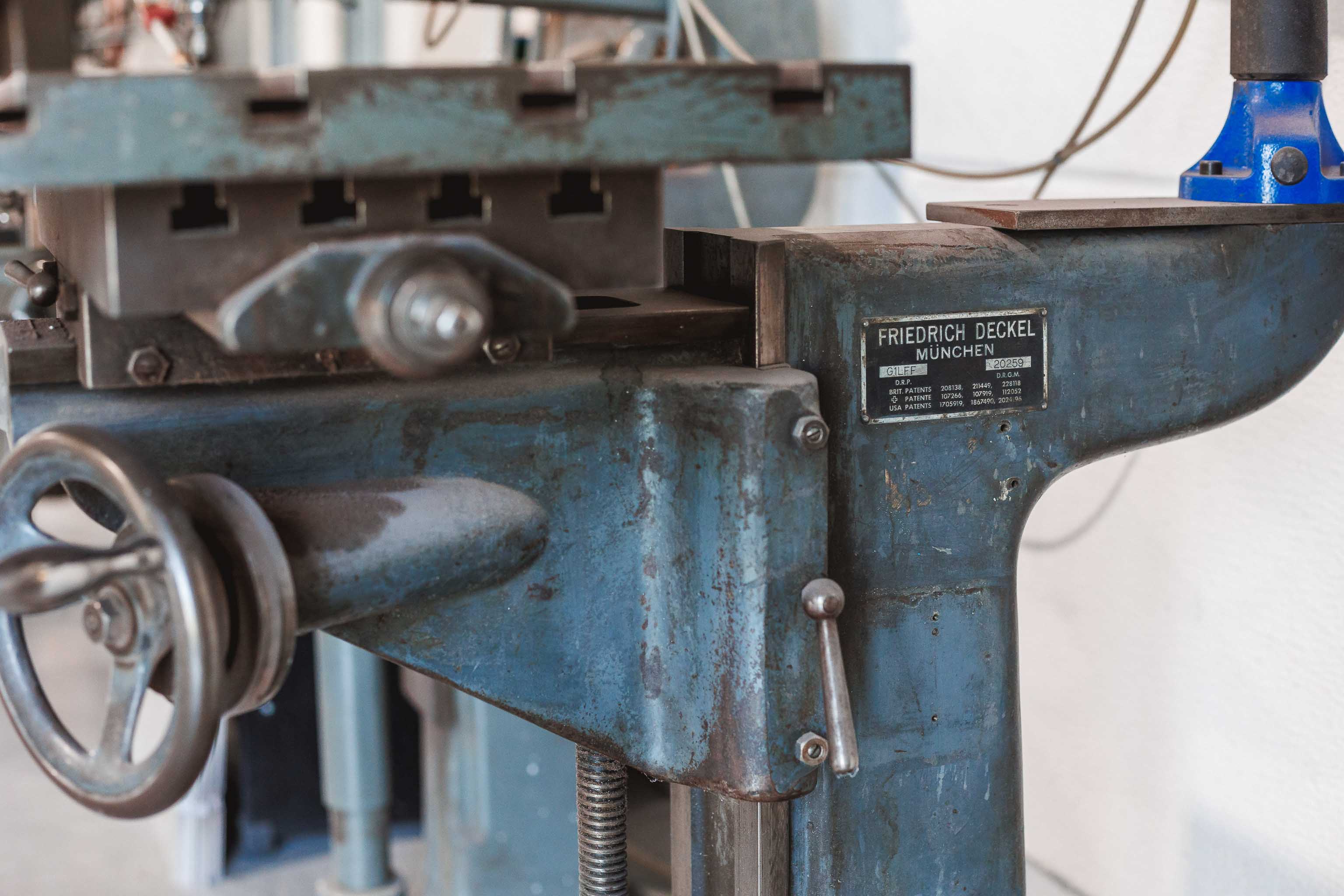 Alte Friedrich Deckel Fräsmaschine bei der Schilderfabrik Henss in Unnau
